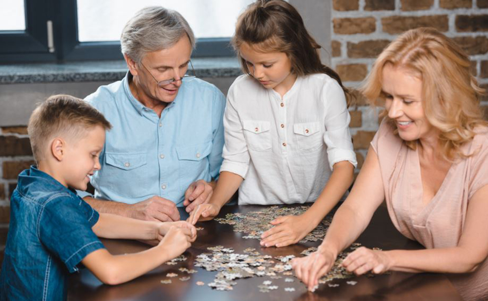 Família montando quebra-cabeça juntos